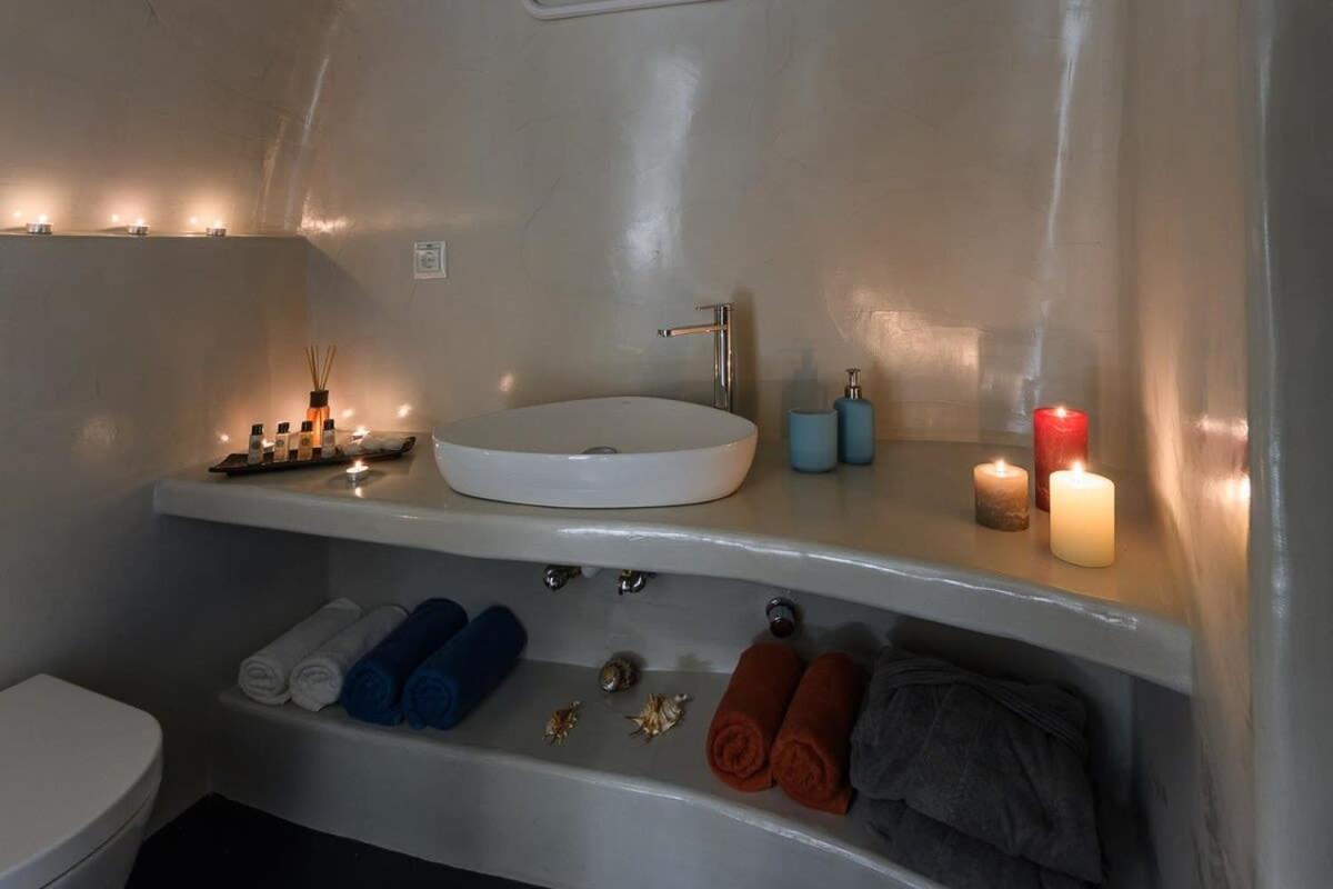 Appartement Santorini Traditional Apt With Private Hot Tub à Fira  Extérieur photo
